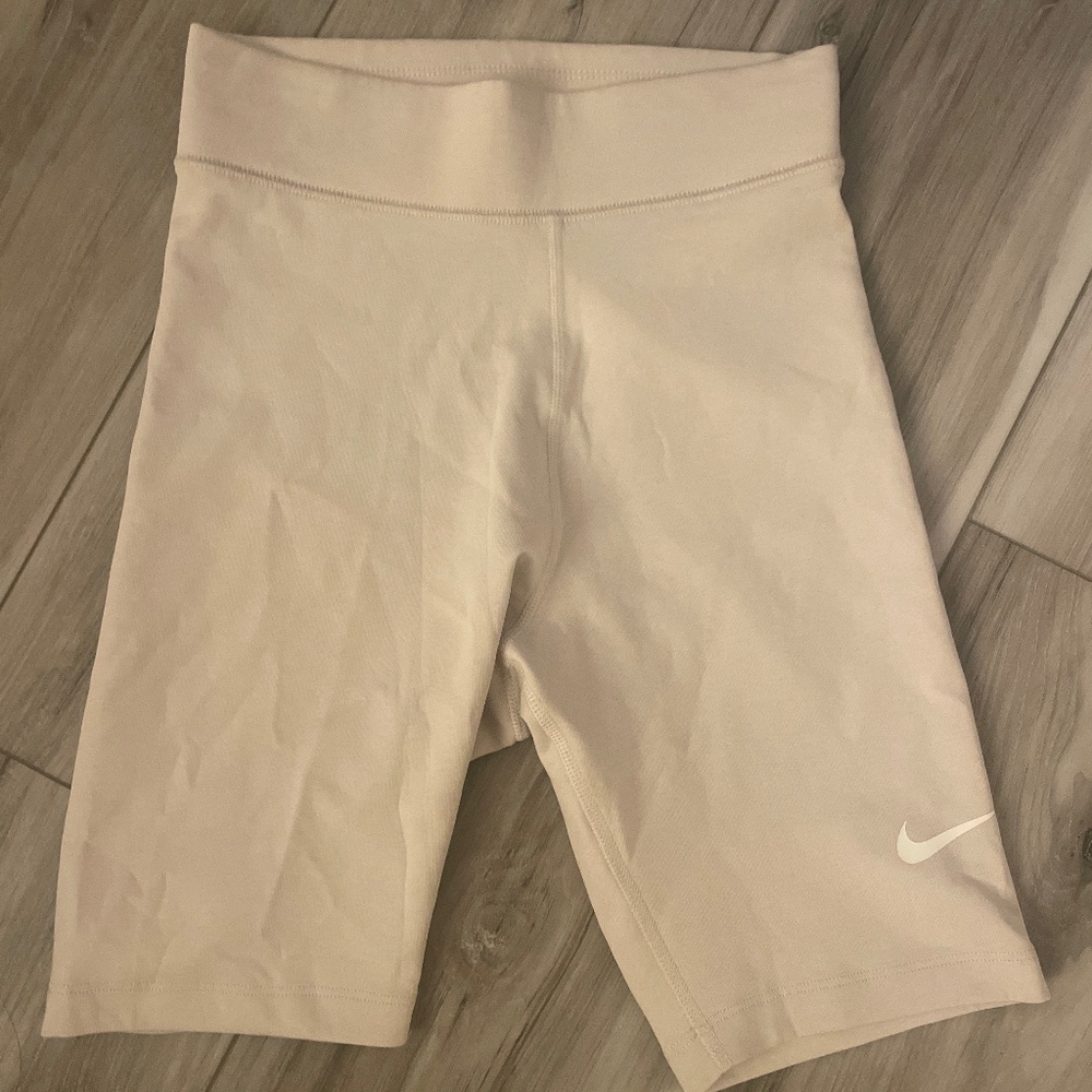 Nike essential taupe/white bike shorts 8”